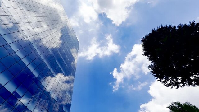 Edificio ejecutivo y cielo
