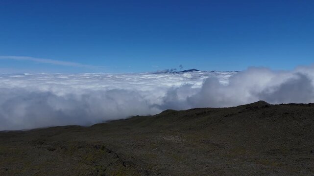 Vue sur le piton de la Fournaise &agrave; la R&eacute;union depuis le site du gite du piton des Neiges