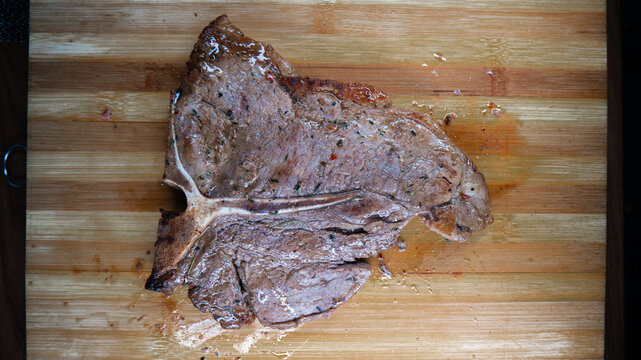 Corte de carne asada servido sobre tabla de madera 
