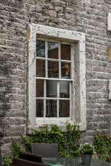 Fototapeta premium white-sash-window-stone-wall-ivy