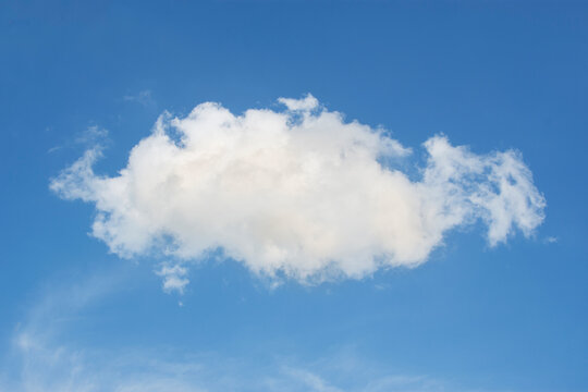 Solitary cumulus cloud in blue sky