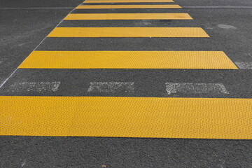 Passage pour piétons provisoire en surface antidérapante jaune © luzulee