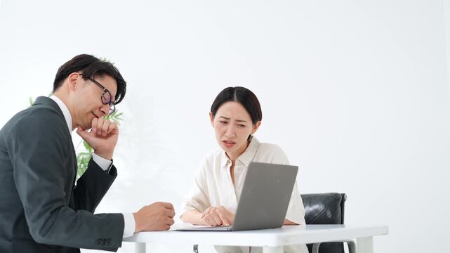 面談する男女。接客、相談、悩み、疑問、困る、不安、心配、ビジネス、PC、説明、顧客、提案、女性、男性