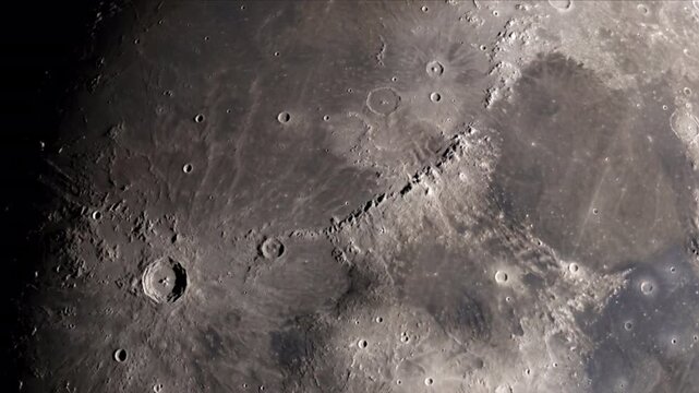 宇宙から月面のアペニン山脈と雨の海を捉えた衛星軌道映像の背景