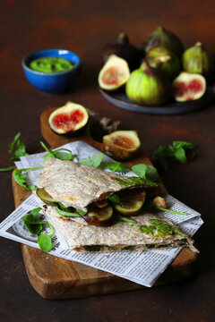 Piadina sandwich with crescenza cheese, rocket pesto, fresh figs