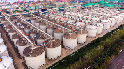 High‑angle top‑down view of large grain silos, neatly arranged grain storage silos and conveying equipment © Zhaorui