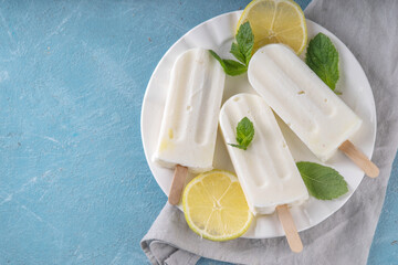 Obraz na płótnie Canvas Creamy Whipped lemonade popsicles