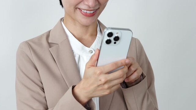 スマホを使うビジネスウーマン　ミドル　白背景　顔無し