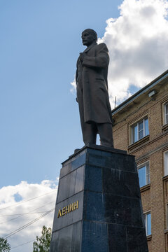 Lenin statue and inscribed pedestal on Pervomayskaya Square in Ukhta, Komi Republic