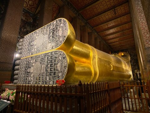 golden buddha statue