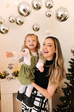 m&atilde;e e filha celebram o natal juntas 