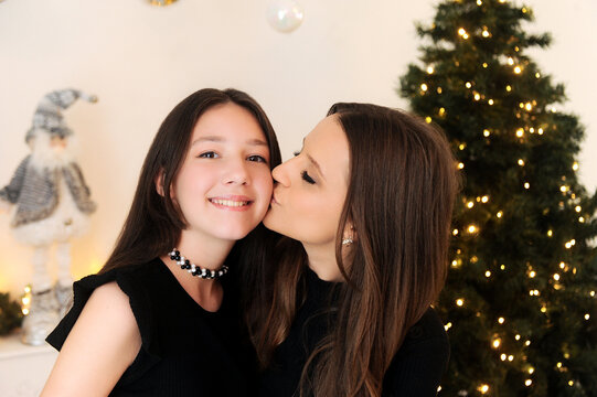 m&atilde;e e filha celebram juntas o natal 