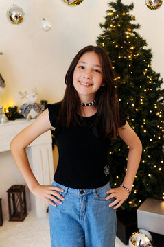 adolescente feliz no cen&aacute;rio decorado para o natal 