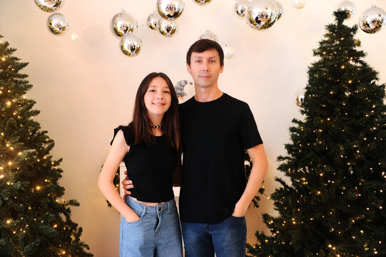 Pai e filha juntos em cen&aacute;rio de natal 