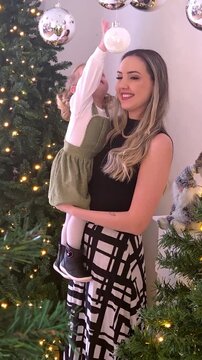 m&atilde;e e filha celebram o natal juntas 
