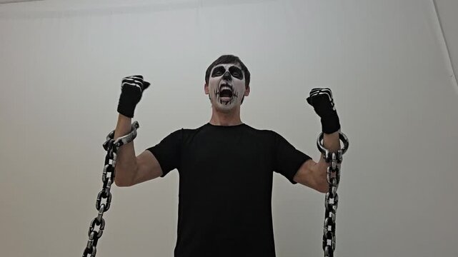 homem esqueleto  preso a correntes 