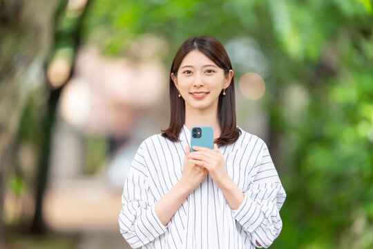スマホを持った女性