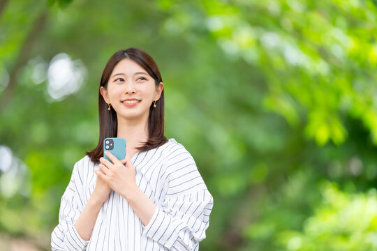 スマホを持った女性