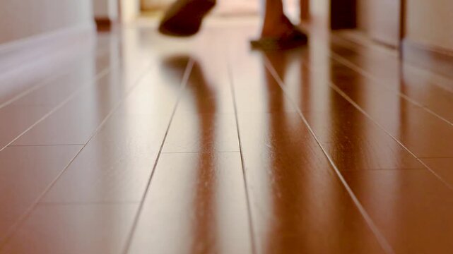 スリッパを履いて廊下を歩く人物