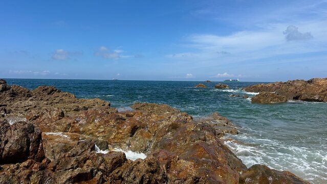Littoral rocheux et mer bleue sous un ciel de beau temps