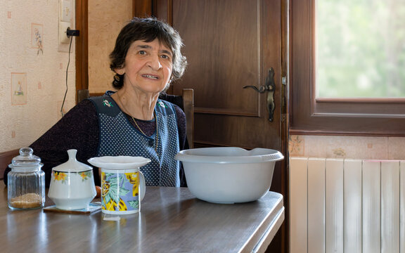 femme assis &agrave;au coin de la table en cuisine