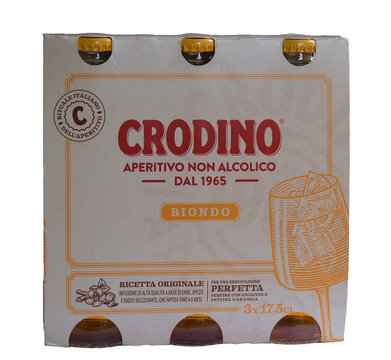 Eine Dreierpackung des italienischen alkoholfreien Aperitifs Crodino Biondo freigestellt im PNG Format, Z&uuml;rich 13.10.2026