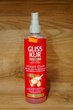 Schwarzkopf Gliss Kur Ultimate Color leave-in conditioner spray on a wooden surface