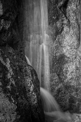 cascada de agua en blanco y negro, con piedra y roca mojada © Nacho
