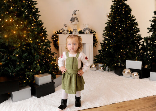 crian&ccedil;a menina celebra o natal em linda decora&ccedil;&atilde;o 