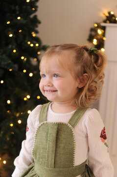 crian&ccedil;a celebra o natal em linda decora&ccedil;&atilde;o 