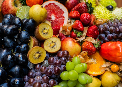 Variedades de frutas frescas e naturais 