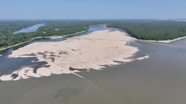 The Hernando de Soto (M) Bridge over the Mississippi and the Memphis riverfront by day. Drone footage, 4K.