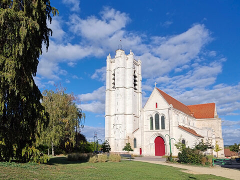 La construction de la coll&eacute;giale d&rsquo;Appoigny suite &agrave; la fondation de chanoines par Guillaume de Seignelay (1207-1220).
Tour carr&eacute;e du XVIe si&egrave;cle. Jub&eacute; (class&eacute;) construit de 1606 &agrave; 1610.
