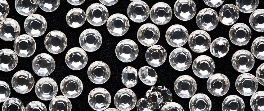 For a glamorous party and festive celebration, a background with rhinestone crystal is recommended
