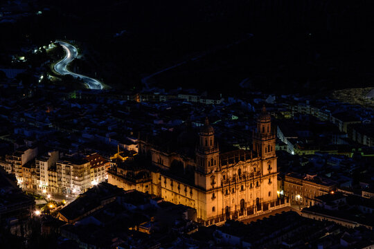 Catedral de la Asunci&oacute;n de la Virgen de Ja&eacute;n vista de noche