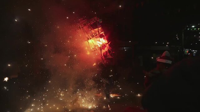 TRADICIONAL QUEMA DE PIROTECNIA EN UN PUEBLO DE MEXICO 