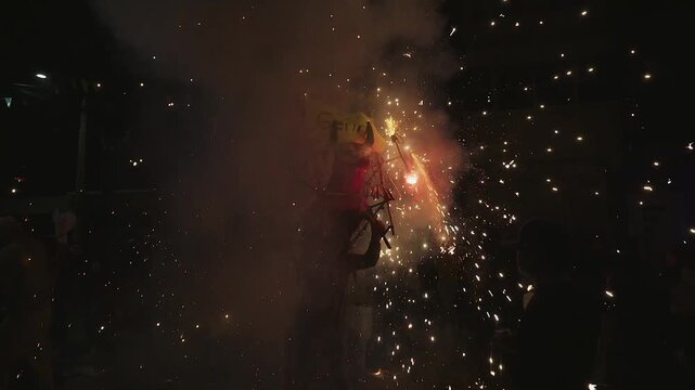 TRADICIONAL QUEMA DE PIROTECNIA EN UN PUEBLO DE MEXICO 