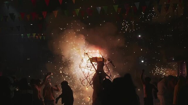 TRADICIONAL QUEMA DE PIROTECNIA EN UN PUEBLO DE MEXICO 