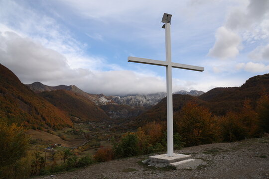 Croix chr&eacute;tienne &agrave; L&euml;push&euml; devant une vall&eacute;e automnale