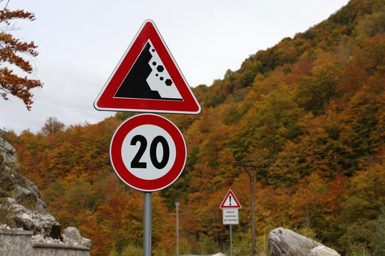 Chute de pierres et limitation &agrave; 20 km/h sur une route en automne