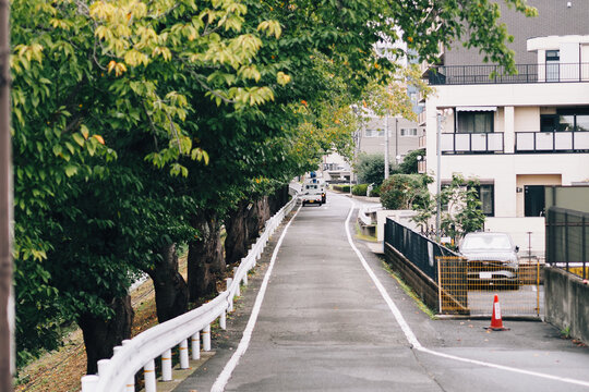 住宅街と狭い道路