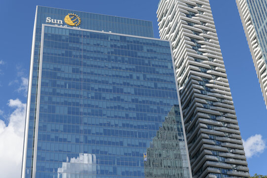 south elevation of Sun Life Financial building sign at One York Street, Toronto