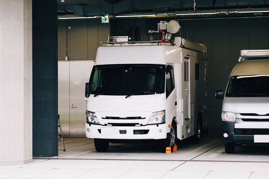 テレビ中継車と報道機材車両