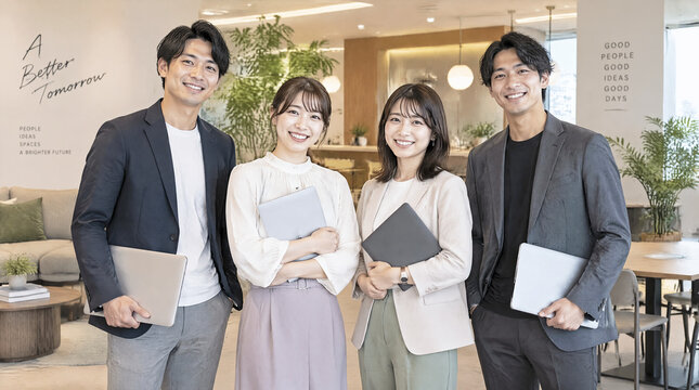 ノートパソコンを持つ笑顔のビジネスパーソン男女