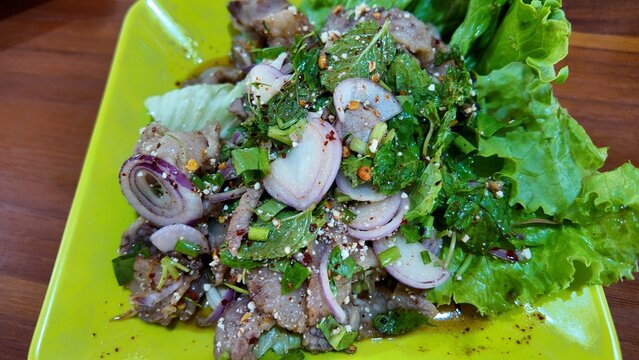 Fresh Thai Salad with Grilled Meat and Herbs on a Vibrant Plate