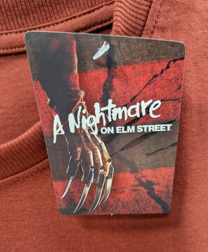 Vista de cerca de una etiqueta de cart&oacute;n de ropa de la pel&iacute;cula A Nightmare on Elm Street, con el guante con cuchillas de  Freddy Krueger. Madrid, Espa&ntilde;a, 13 de octubre de 2026