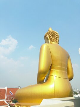 Golden Buddha statue at Wat Paknam Phasi Charoen, Bangkok, Thailand.


4:19 PM