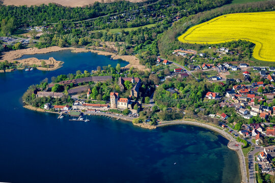 &Uuml;bersicht &uuml;ber das Dorf Seeburg mit dem auf einer halbinsel liegenden Schloss Seeburg am S&uuml;&szlig;en See