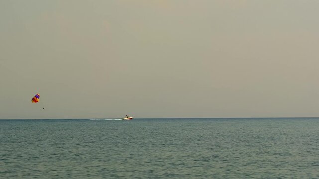 While parasailing by boat during the holiday, the blue of the sea is dazzling.
