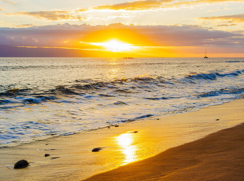 Sunset on Kaanapali Beach With The Island of Lanai Across The Au' au Channel, Kaanapali, Maui, Hawaii, USA